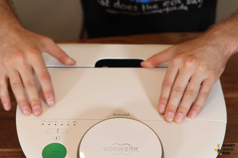 Mattes Kunststoffgehäuse des Vorwerk Kobold VR7 ist zu sehen.